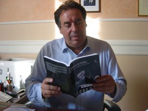 Il Presidente della Provincia di Chieti Enrico Di Giuseppantonio legge "Giorni di Follia. Presenze inquietanti a Pescara". Parte 1